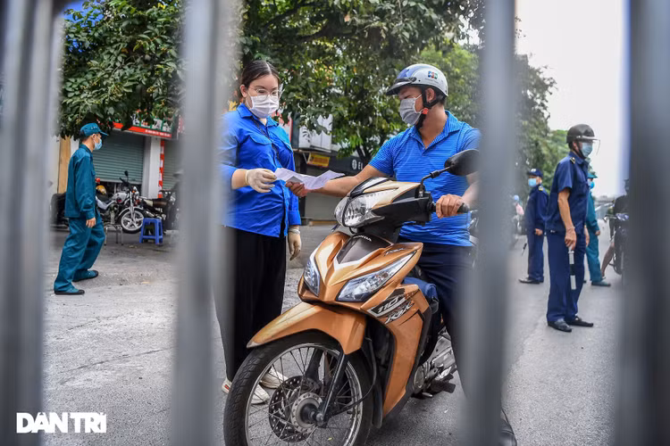 Hà Nội: Người ra vào chốt kiểm dịch phải quét mã QR - 1