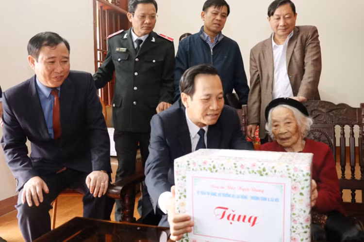Bộ trưởng Bộ LĐ-TB-XH Đào Ngọc Dung tặng quà người có công tỉnh Ninh Bình. (Ảnh: LĐXH)