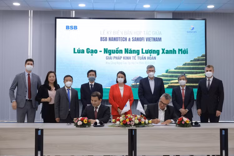 ong-eric-auschitzky-giam-doc-nha-may-sanofi-viet-nam-va-ong-nguyen-viet-hung-dai-dien-bsb-nanotech-ky-ket-hop-tac(1).jpg