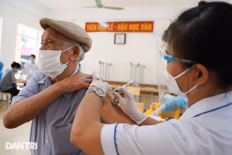 Vì sao Ba Đình tiêm vắc xin vượt chỉ tiêu dù thiếu 450 người ở Phúc Xá - 1