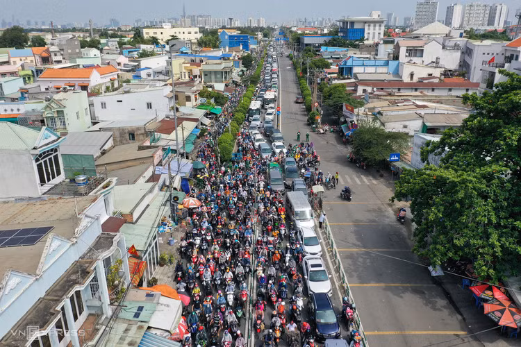 Cửa ngõ Sài Gòn tắc nghẽn ngày đầu nghỉ lễ ảnh 1