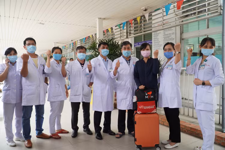 Những chuyên gia điều trị COVID-19 hàng đầu của Chợ Rẫy lên đường đến Bắc Giang ảnh 2