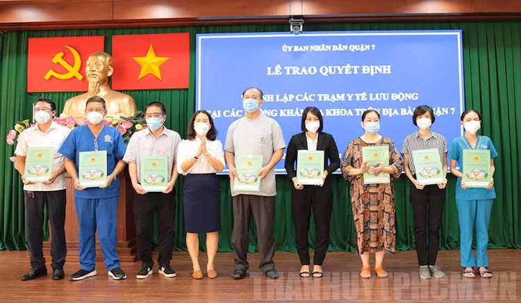 01-11-2021-quan-7-thanh-lap-8-tram-y-te-luu-dong-tai-cac-phong-kham-da-khoa.jpg