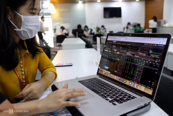 Nhà đầu tư theo dõi bảng giá tại một sàn chứng khoán ở quận 1, TP HCM. Ảnh: Quỳnh Trần.