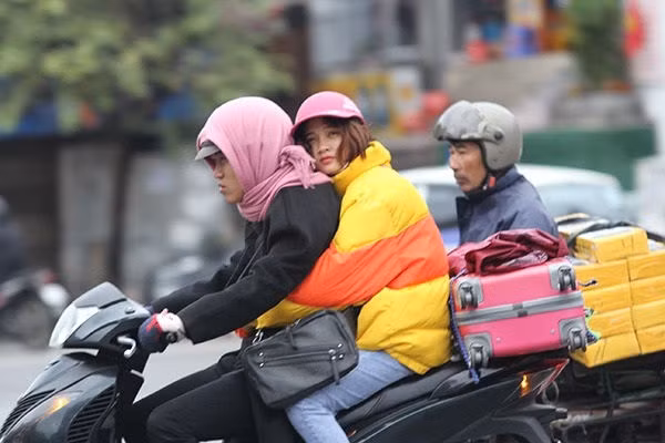 Hà Nội chuyển lạnh, xuất hiện mưa rào và giông - 1