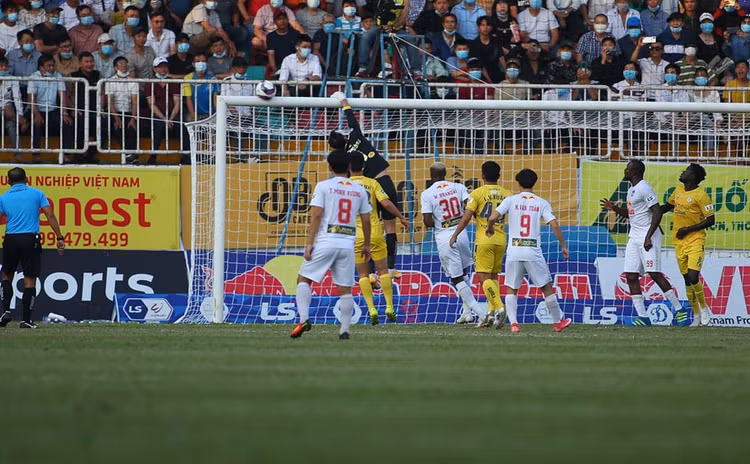 HA Gia Lai 1-0 Hà Nội: Siêu phẩm sút xa của Xuân Trường - 11