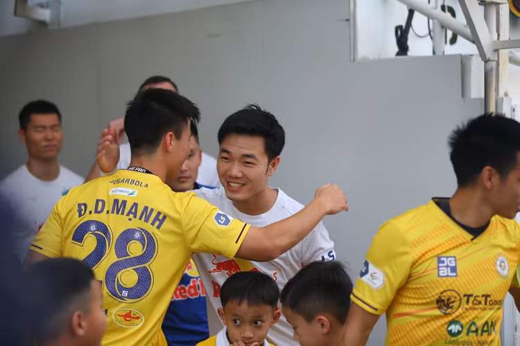 HA Gia Lai 1-0 Hà Nội: Siêu phẩm sút xa của Xuân Trường - 13