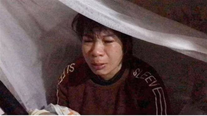 Bé gái bị bạo hành, hiếp dâm tại Hà Nội: Hàng xóm phát hiện mẹ bắt trói, dán mồm con để đánh qua camera - ảnh 1