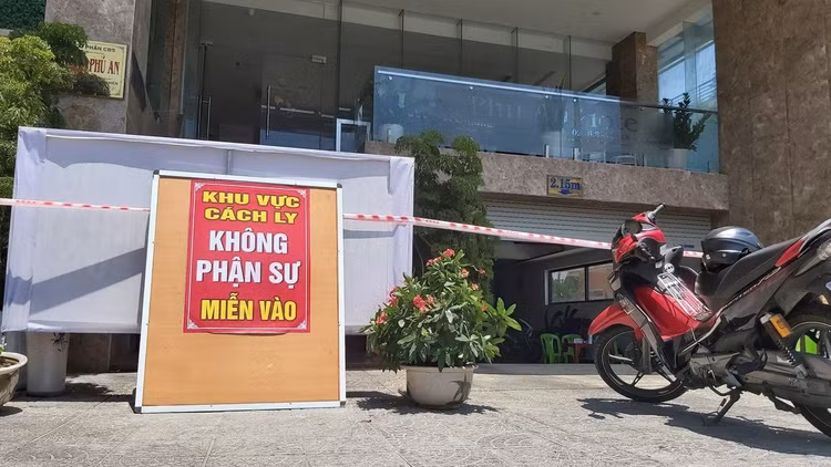 Nhan vien quan bar o Da Nang anh 1