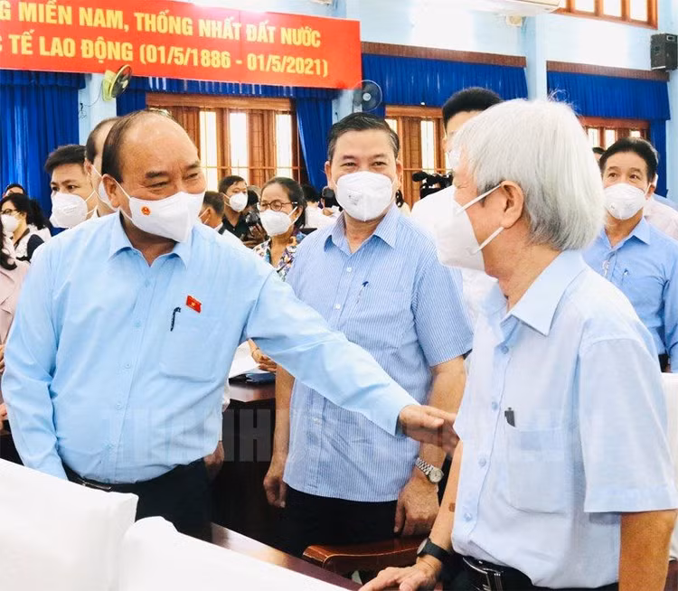 chu-tich-nuoc-nguyen-xuan-phuc-trao-doi-voi-cu-tri-huyen-cu-chi..jpg