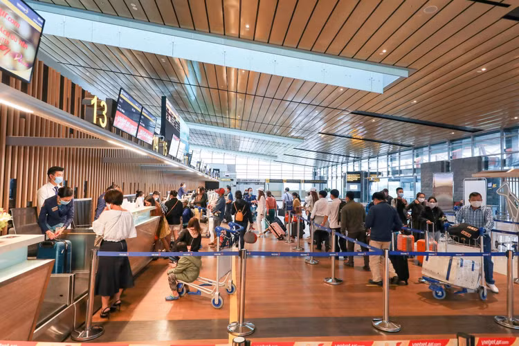 ‏Hành khách làm thủ tục check-in tại Sân bay Vân Đồn.