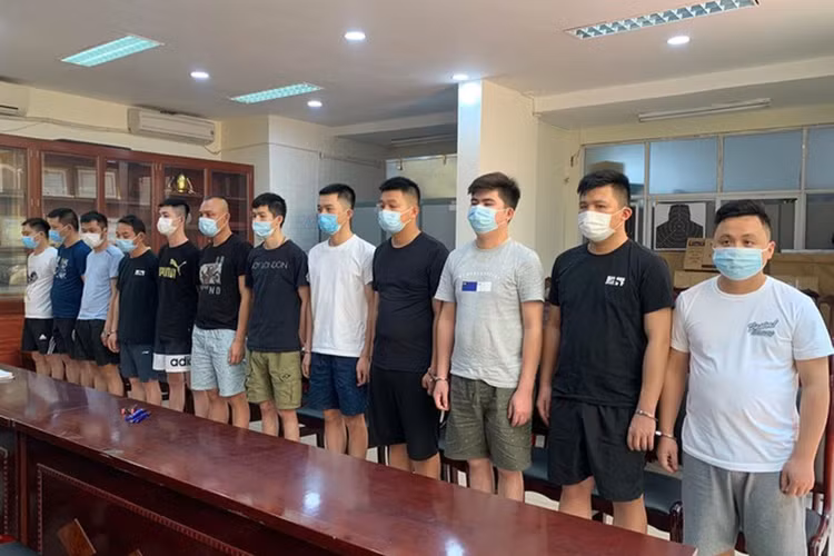 Tiep tay 17 nguoi Trung Quoc nhap canh trai phep anh 2