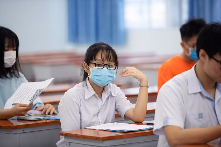 hoc sinh lop 9 va 12 tro lai truong on tap anh 1