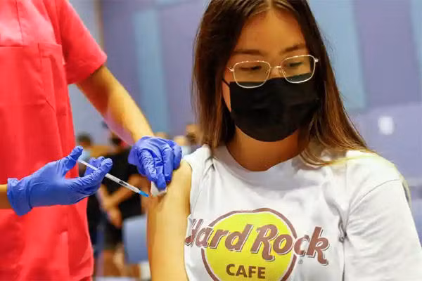 Bộ Y tế trả lời về việc tiêm vaccine phòng COVID-19 cho học sinh trung học phổ thông - Ảnh 1.