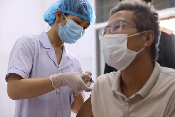 Bắt đầu tiêm vắc xin Nanocovax cho 12.000 tình nguyện viên