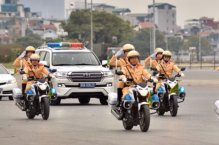 Cảnh sát giao thông dẫn đoàn. Ảnh: VGP/Nhật Bắc