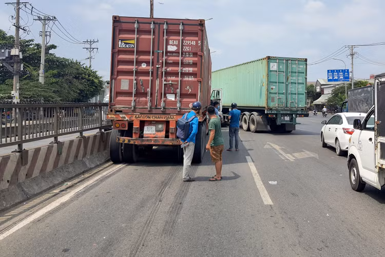 Ô tô bị ép chặt giữa 2 xe container, tài xế thoát chết trong gang tấc - 2