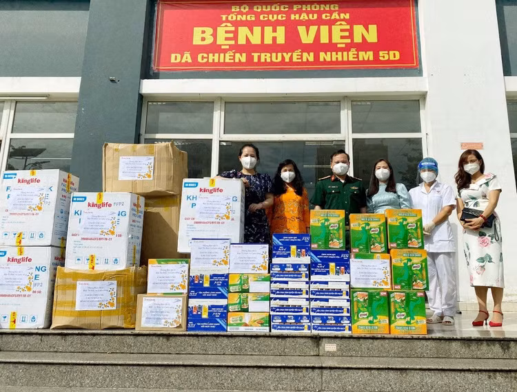 ba-nguyen-le-van-nha-bao-bui-huong-cung-mtq-trao-qua-bs-hoang-van-ly-pho-giam-doc-benh-vien-da-chien-truyen-nhiem-5d.jpg