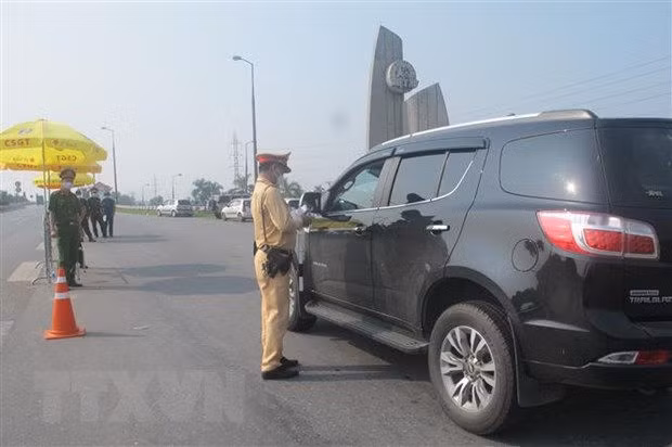 Kiem soat chat nguoi, phuong tien ra, vao tai 22 chot o cua ngo Ha Noi hinh anh 1
