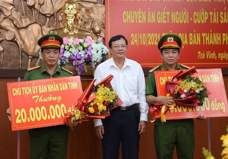 chu-tich-ubnd-tinh-tra-vinh-thuong-nong-cho-phong-canh-sat-hinh-su-va-cong-an-tp-tra-vinh..jpg
