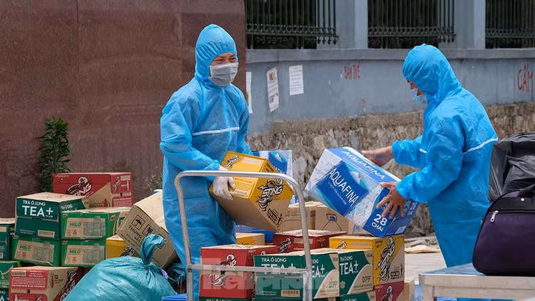 Xuyên trưa chuyển hàng tiếp tế cho Bệnh viện K Tân Triều ảnh 5