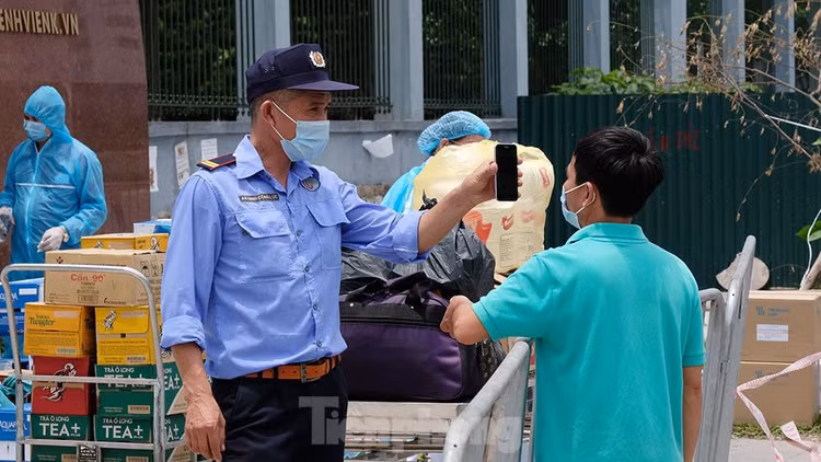 Xuyên trưa chuyển hàng tiếp tế cho Bệnh viện K Tân Triều ảnh 4