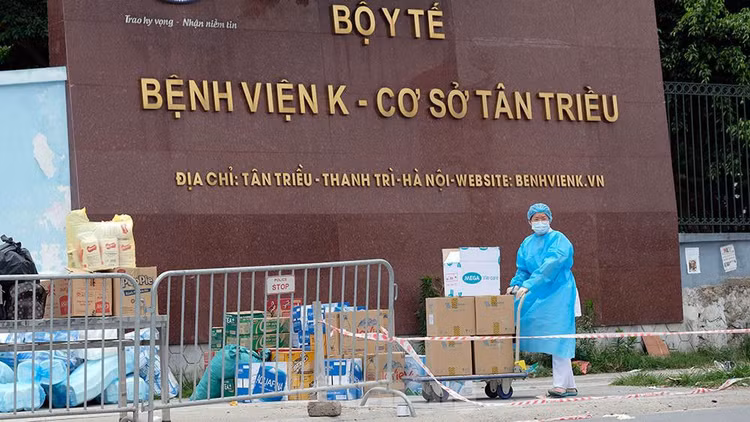 Xuyên trưa chuyển hàng tiếp tế cho Bệnh viện K Tân Triều ảnh 2