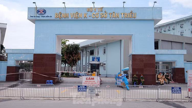 Xuyên trưa chuyển hàng tiếp tế cho Bệnh viện K Tân Triều ảnh 1