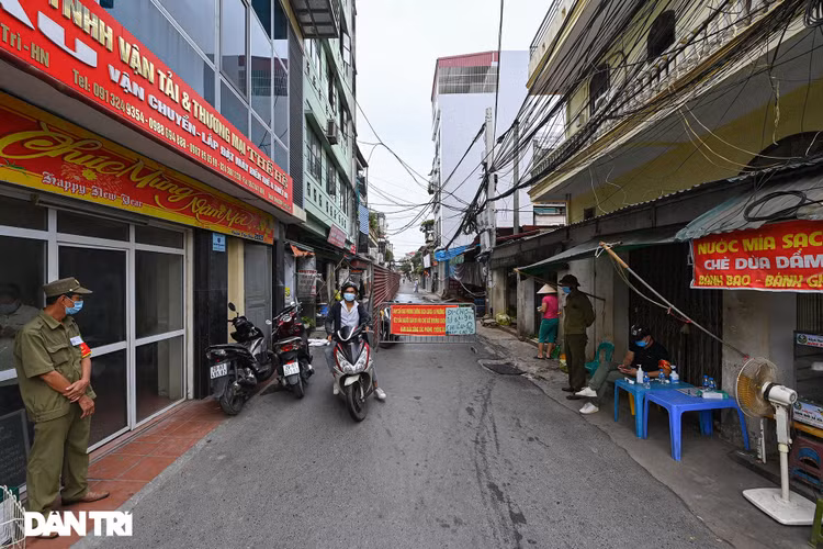 Hà Nội: Dựng bức tường tôn dài 200 m chia đôi 2 quận để phòng dịch - 1