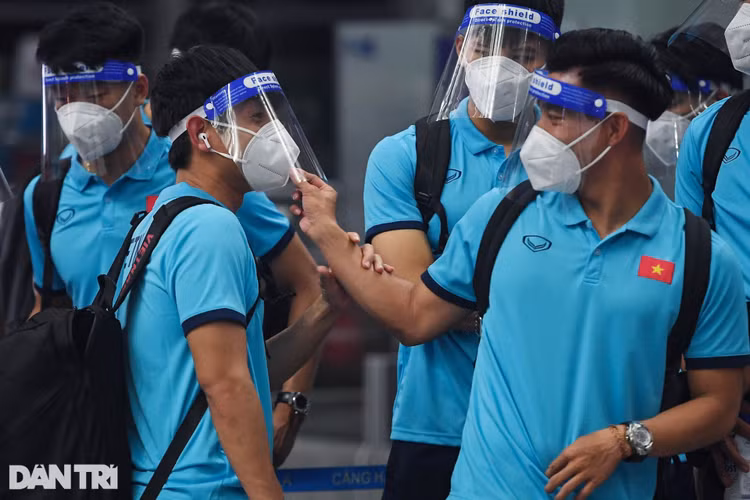 Đội tuyển Việt Nam lên đường sang Saudi Arabia dự vòng loại World Cup - 12