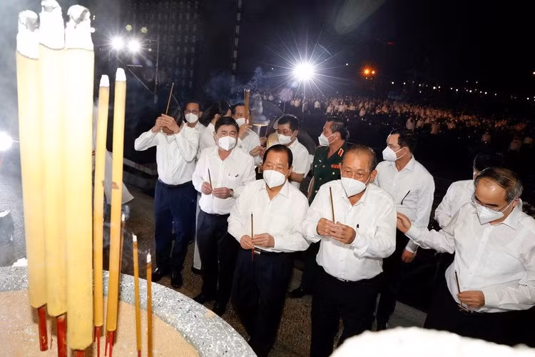 lanh-dao-dang-nha-nuoc-mttq-tphcm...-dang-huong-tuong-nho-nhung-nguoi-da-mat-tai-hoi-truong-thong-nhat.jpg