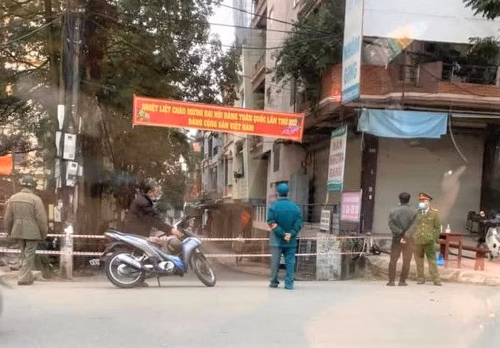 Hòa Bình phong tỏa nơi ở và làm việc của 2 ca Covid-19, các F1 trong đêm - 2