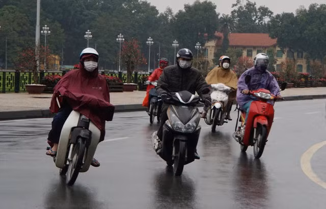 Miền Bắc mưa rét trong ngày làm việc đầu tiên của năm mới - 1