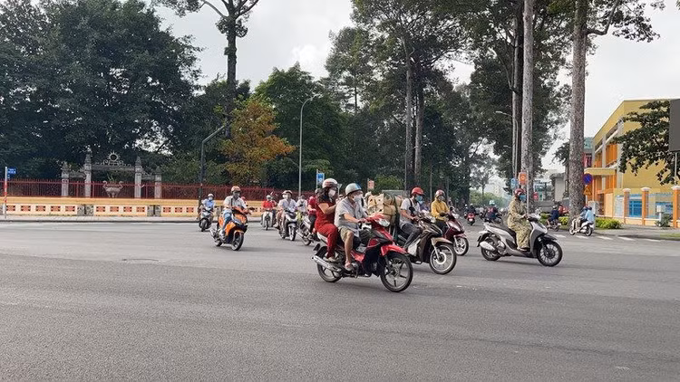 nguoi-dan-tp-hcm-ra-duong-sang-1-10.jpg