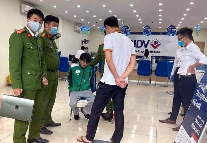 Bắt tại trận kẻ cướp ngân hàng BIDV ở Hà Nội ảnh 1