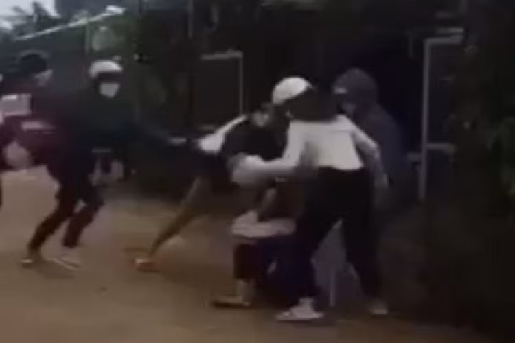 hoc-sinh-bi-nhom-nguoi-danh-hoi-dong..jpg
