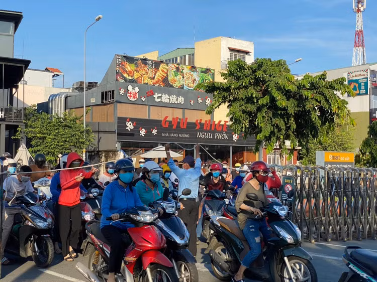 xep hang di sieu thi anh 7