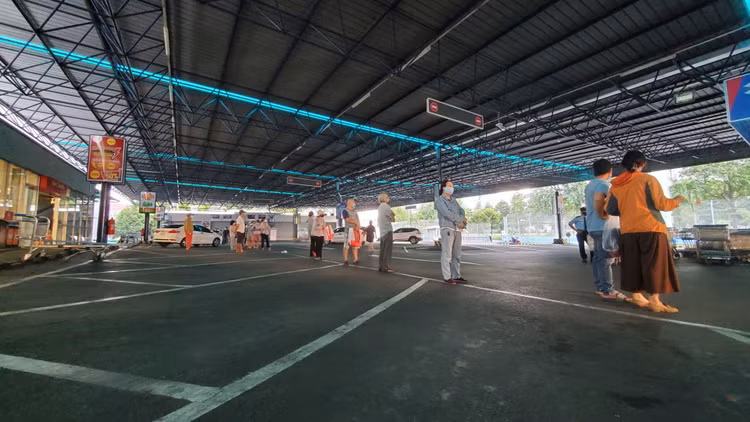 xep hang di sieu thi anh 4