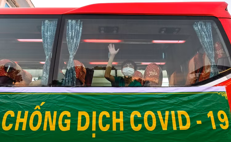 Them 3.000 nhan luc y te vao TP.HCM va 3 tinh 'diem nong' ve Covid-19 hinh anh