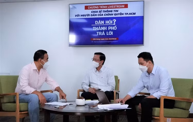 chu-tich-ubnd-tp.hcm-phan-van-mai-giua-trao-doi-tai-buoi-livestream.jpg