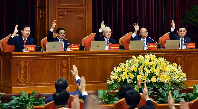 Từ trái sang: Thường trực Ban bí thư Võ Văn Thưởng; Trưởng ban Tổ chức Trung ương Phạm Minh Chính; Tổng bí thư, Chủ tịch nước Nguyễn Phú Trọng; Thủ tướng Nguyễn Xuân Phúc; Bí thư Thành ủy Hà Nội Vương Đình Huệ, tại phiên khai mạc hội nghị Trung ương 2 (khóa XIII) sáng 8/3. Ảnh: VGP