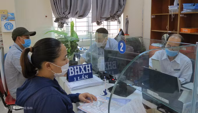 Người lao động làm thủ tục nhận BHXH một lần tại cơ quan BHXH Quận 12, TP HCM, tháng 4/2021. Ảnh: Lê Tuyết