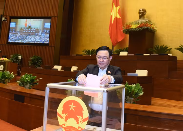 Bí thư Thành uỷ Hà Nội Vương Đình Huệ bỏ phiếu tại Kỳ họp 11, Quốc hội khoá XIV