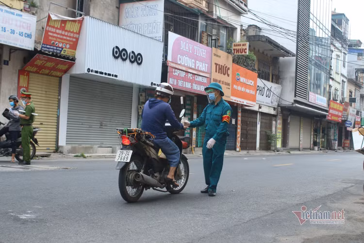 Hình ảnh đường phố Hà Nội ngày siết chặt 'ai ở đâu ở yên đó'