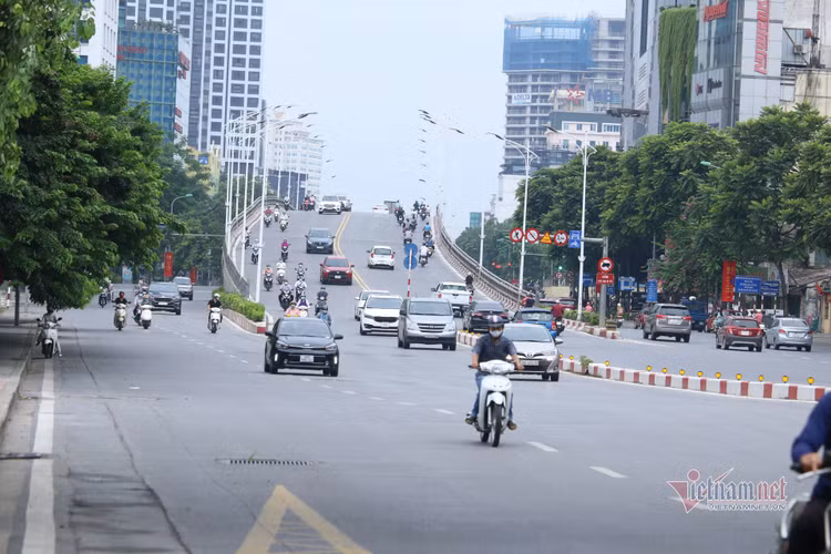 Hình ảnh đường phố Hà Nội ngày siết chặt 'ai ở đâu ở yên đó'