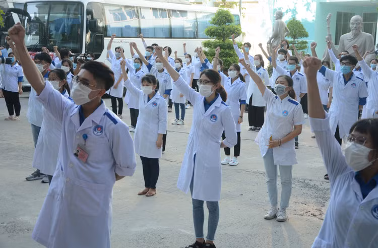 Vuot moc 20.000 ca mac COVID-19: Dich cang phuc tap cang phai doan ket hinh anh 1