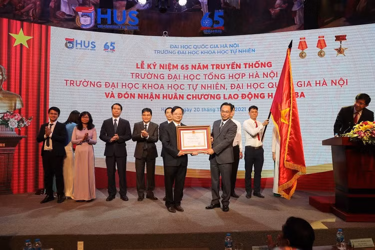 dh-khoa-hoc-tu-nhien-nhan-huan-chuong-lao-dong-hang-3.jpg