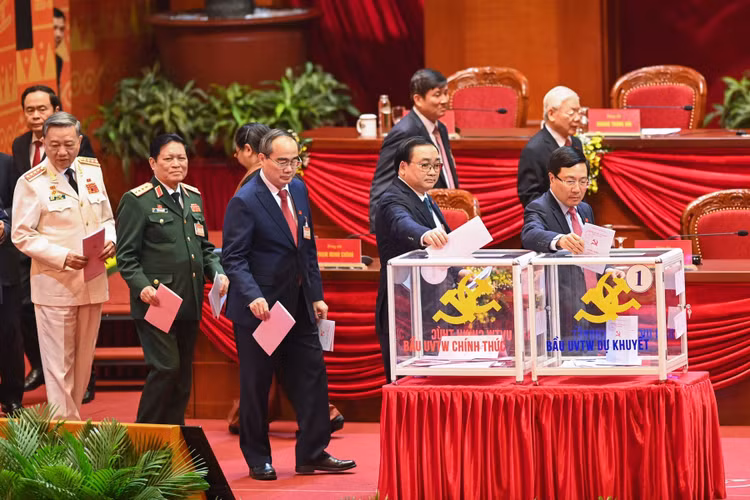 Các đại biểu bỏ phiếu bầu Ban Chấp hành Trung ương khóa XIII. Ảnh VGP