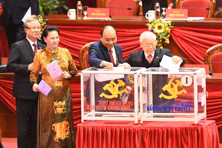 Các đồng chí lãnh đạo Đảng và Nhà nước bỏ phiếu bầu Ban Chấp hành Trung ương khóa XIII . - Ảnh: VGP