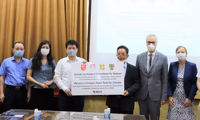 Thứ trưởng Cường (áo trắng) tiếp nhận kít xét nghiệm ngày 2/7. Ảnh: Nguyễn Nhiên.